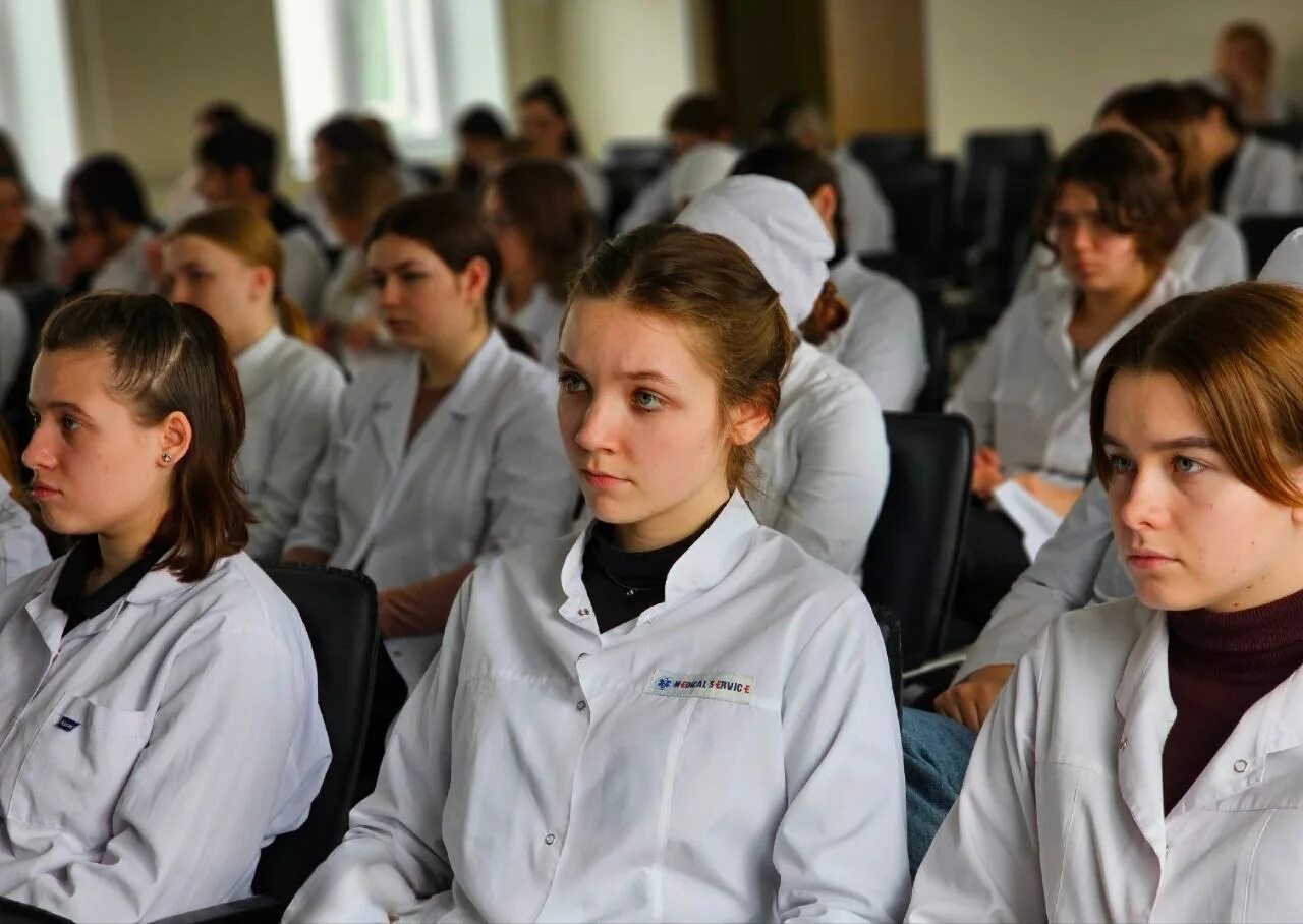 Мед образование без медицинского образования. Мед фотосессия студентов. Медицинская фотосессия студенты. Медицинский психолог. Психолог в колледже.