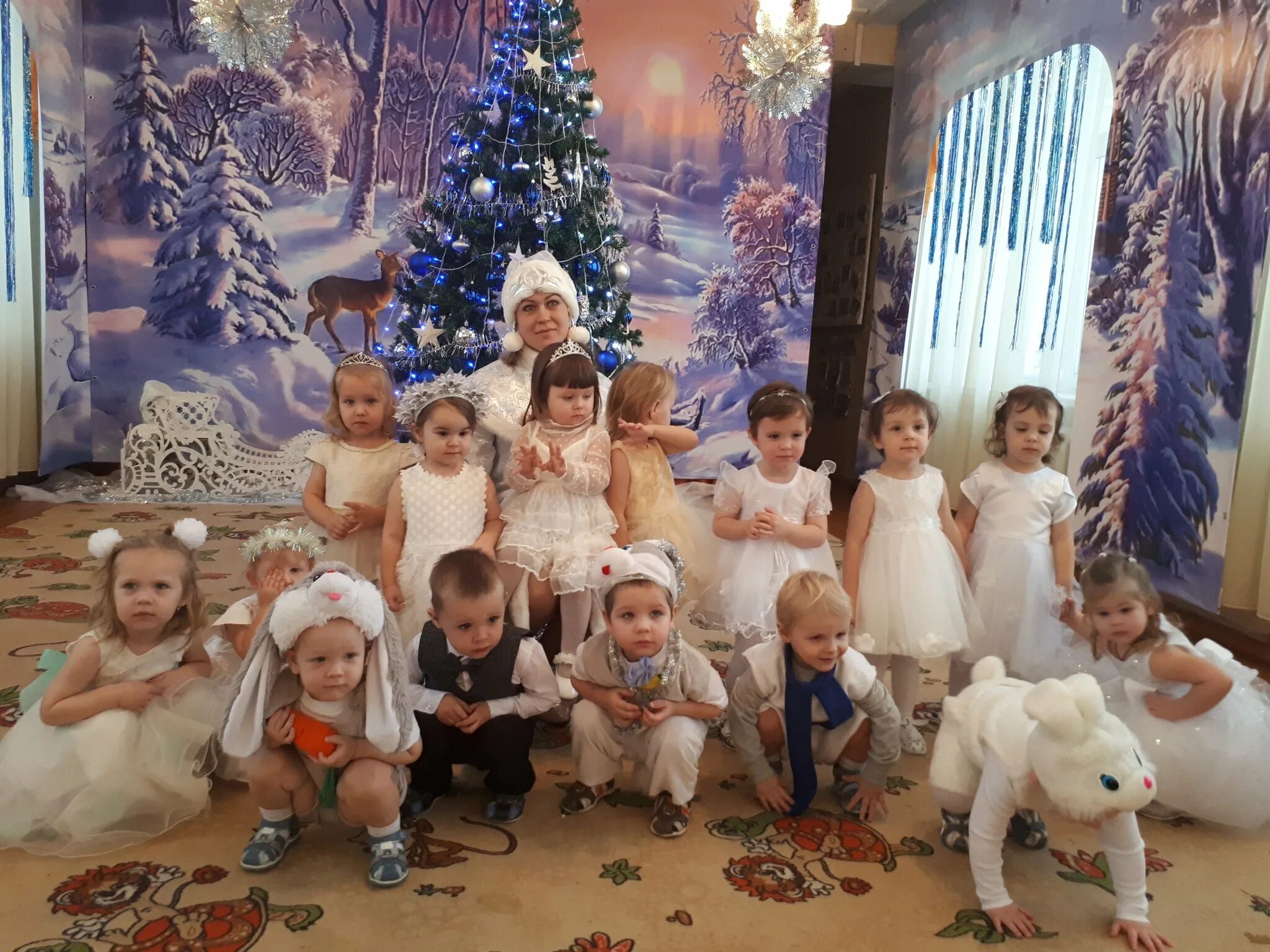 Дети в детском саду. Новогодние праздники в садике. Новогодний утренник. Дети в детском саду. Новогодний утренник в садике.