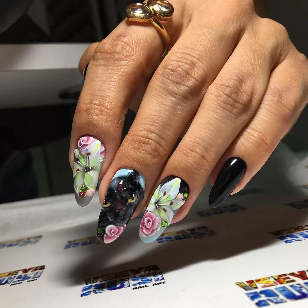 красивый маникюр с росписью. ручная роспись ногтей. художественная роспись на ногтях. китайская роспись на ногтях. маникюр божья коровка на ногтях.