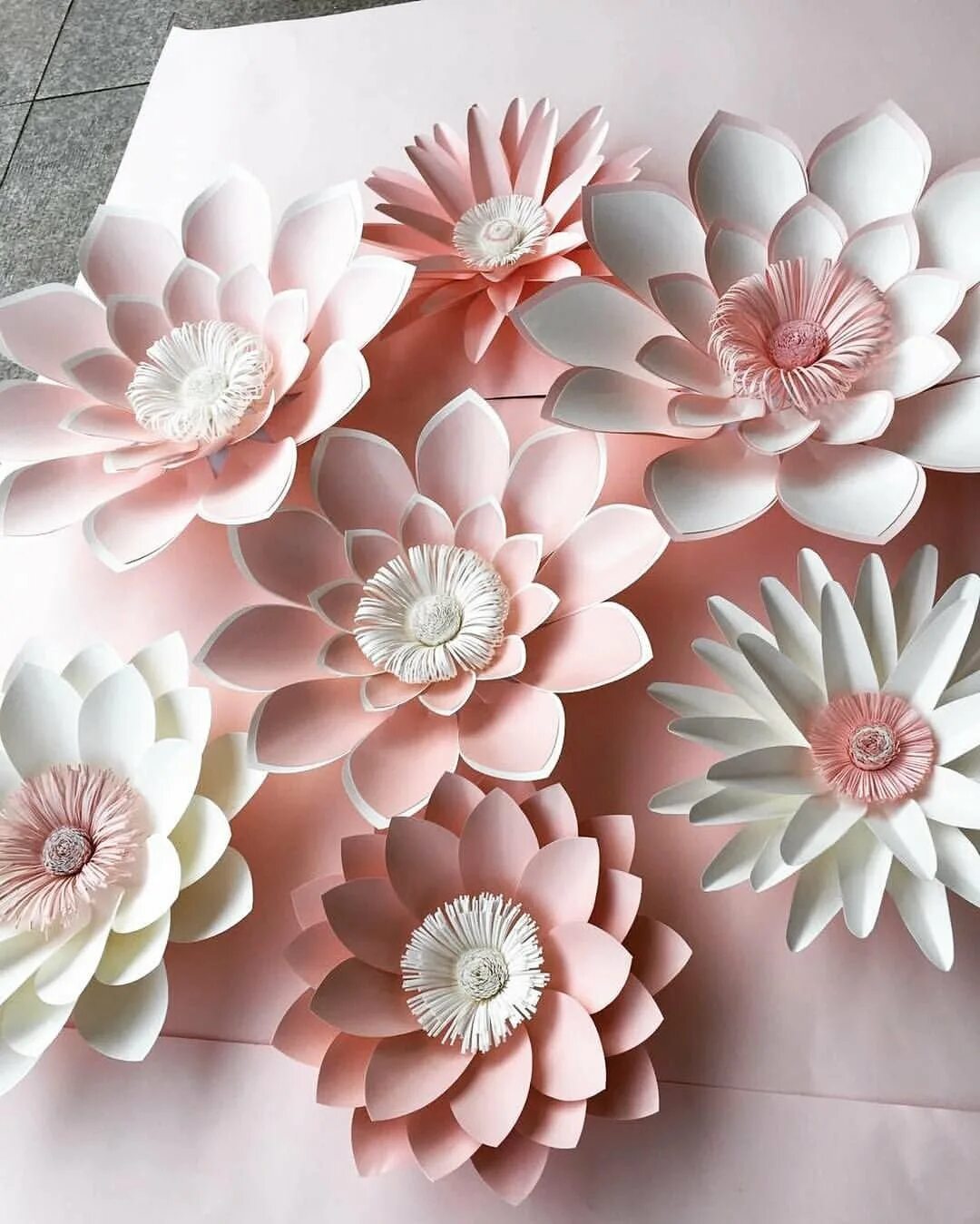 Объемные цветы из бумаги а4. Свети из бумаги. Крупные цветы из бумаги. Цветы для украшения. Объёмные цветы из бумаги для детей.