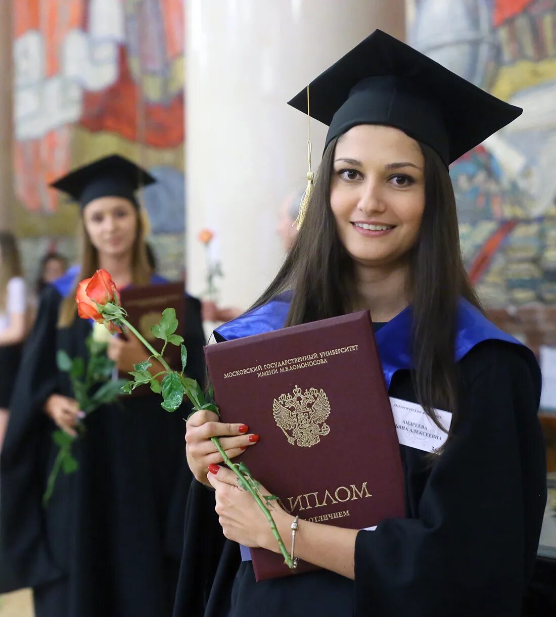 Можно купить высшее образование. Мантии для выпускников ГУУ. Выпускники магистратуры. Девушка с красным дипломом. Выпускник вуза.