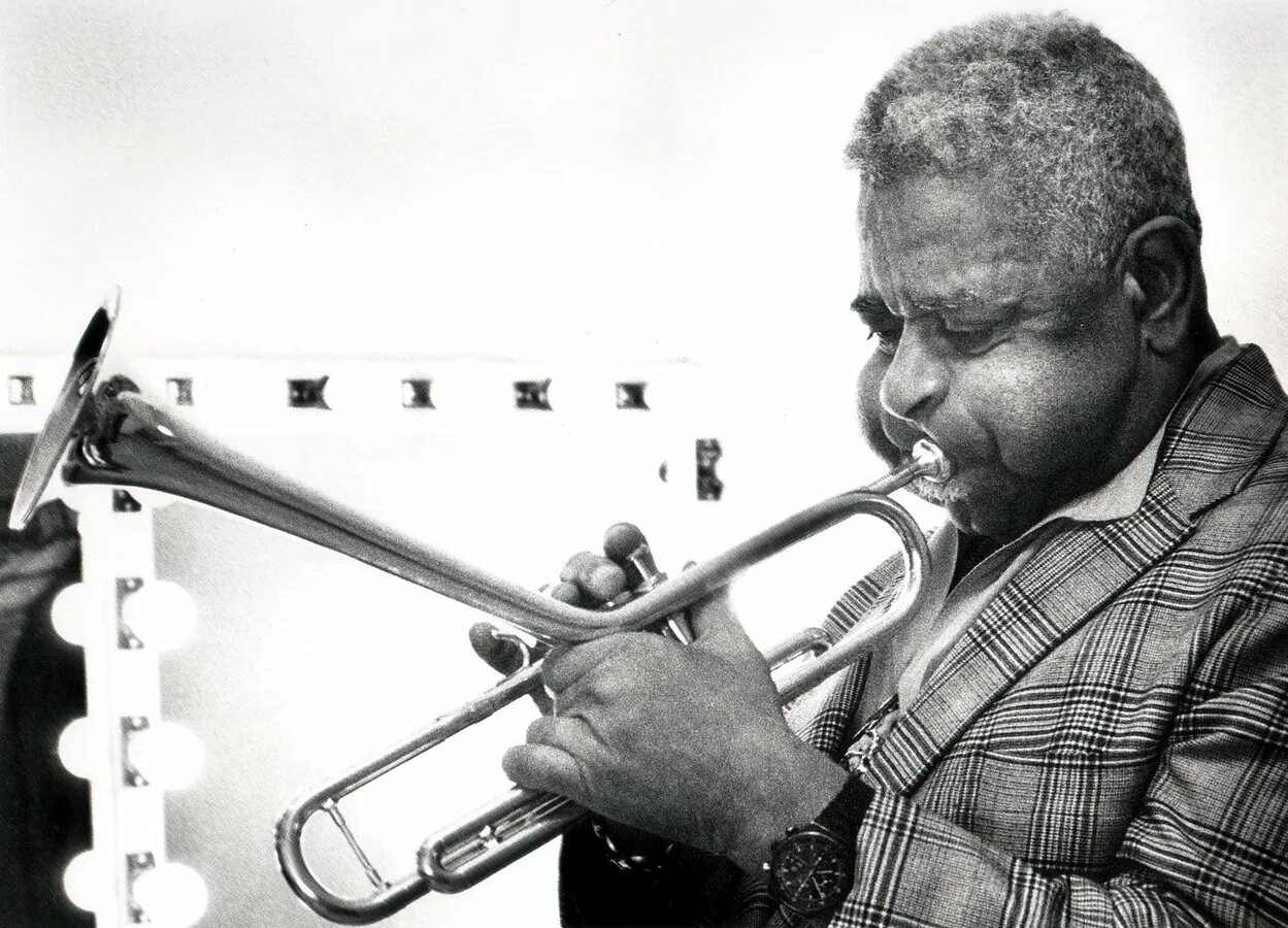 Dizzy gillespie. Трубач диззи гиллеспи. джон &quot;диззи&quot; гиллеспи. диззи гиллеспи (dizzy gillespie). труба диззи гиллеспи.