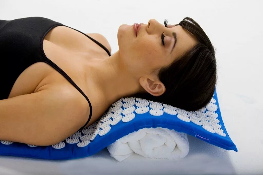 Массажная круглосуточная. Acupressure mat акупунктурный коврик. Аппликатор Кузнецова f0102. Коврик для шеи с иголками. Массажный коврик для шеи.