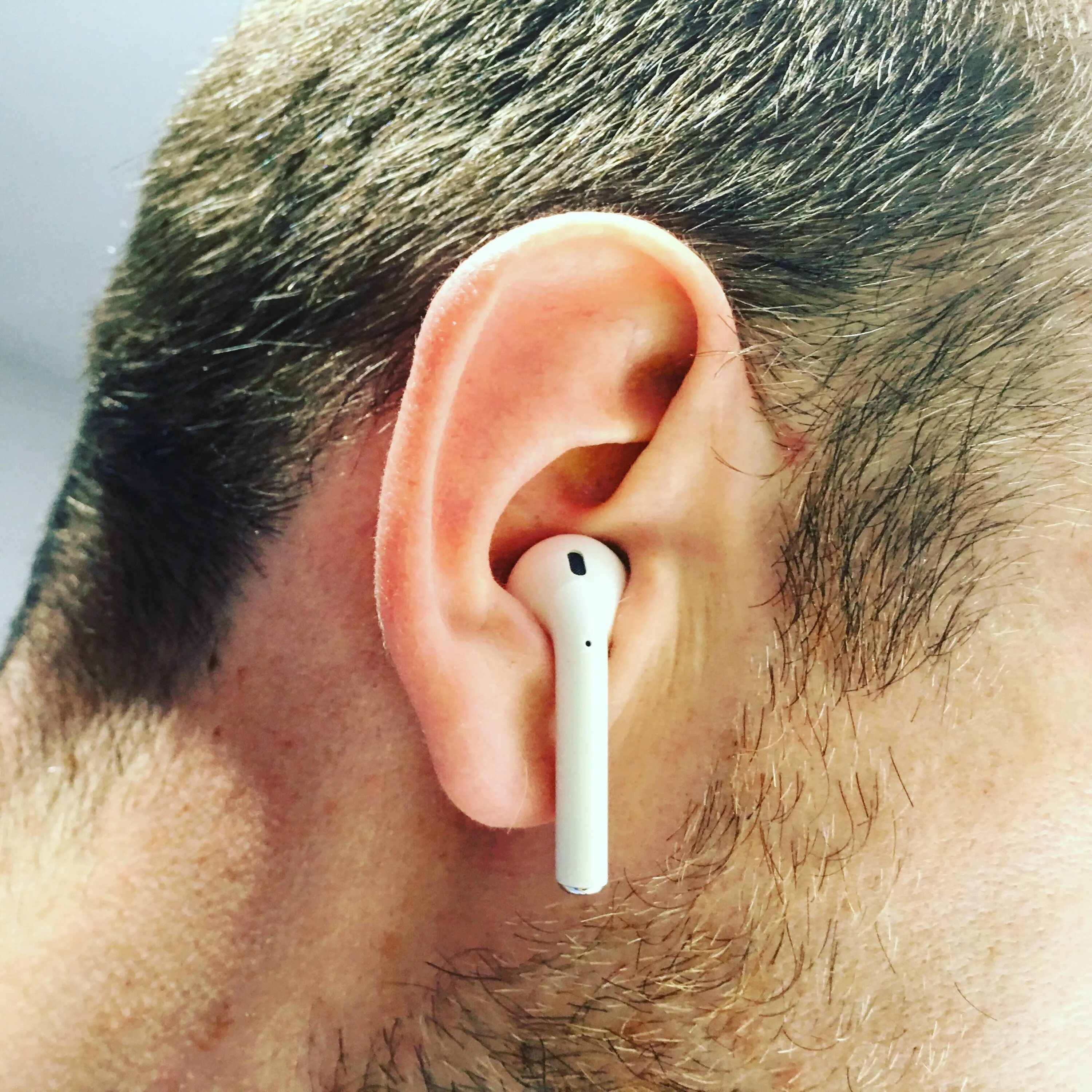 Выпадают airpods. Наушники айрподс в ухе. Наушники айрподс 3 на ушах. Аирподс 3 в ухе. Наушники аирподс про в ушах.