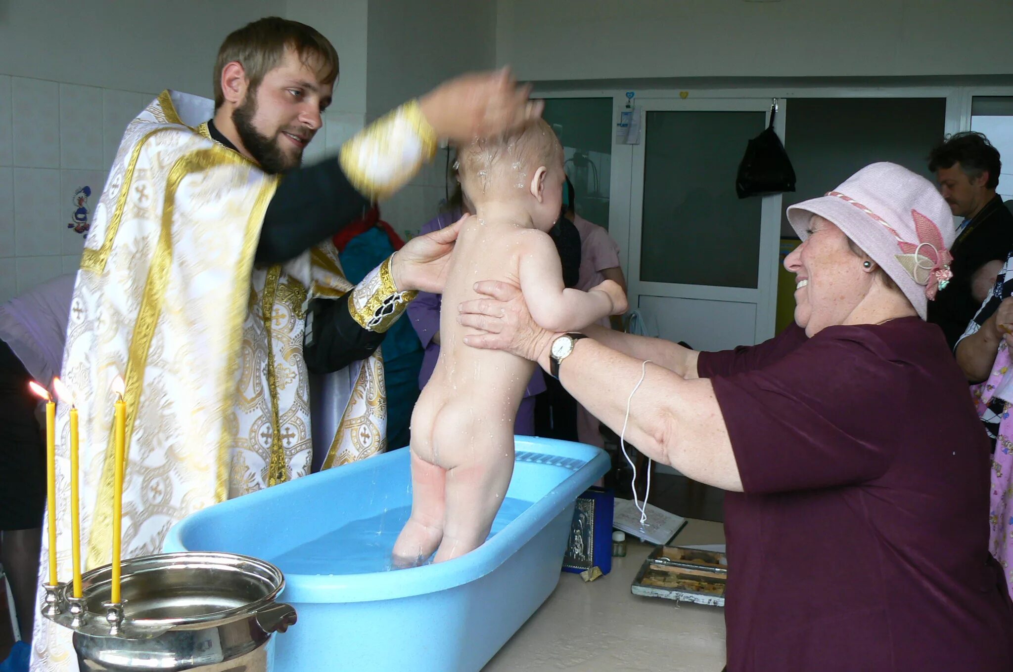 крещение на дому. фото дете в доме крещение. окрестить дом. крещение на дому. крещение на дому.