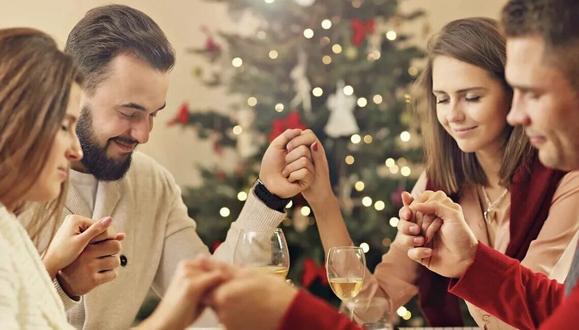 Как правильно встретить рождество 2024. Новый год (праздник). Праздничное застолье. На гновы годсемья за столом. Семейное рождество.