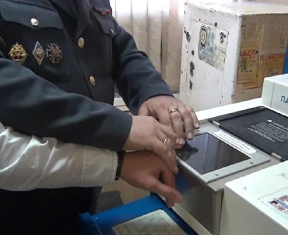 Где дактилоскопия для охранников где. Дактилоскопия шарыповский мвд. отпечатки пальцев в полиции. дактилоскопирование в полиции. дактилоскопия мигрантов.