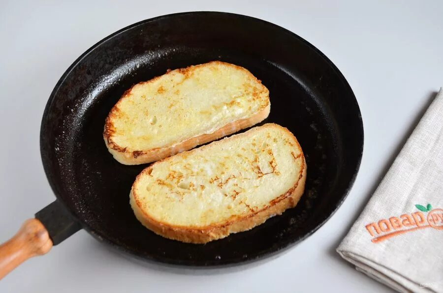 Обжариваем на сковороде с маслом. Гренки на сковороде. Хлеб. Хлеб на сковороде. Жареный хлеб с яйцом на сковороде.