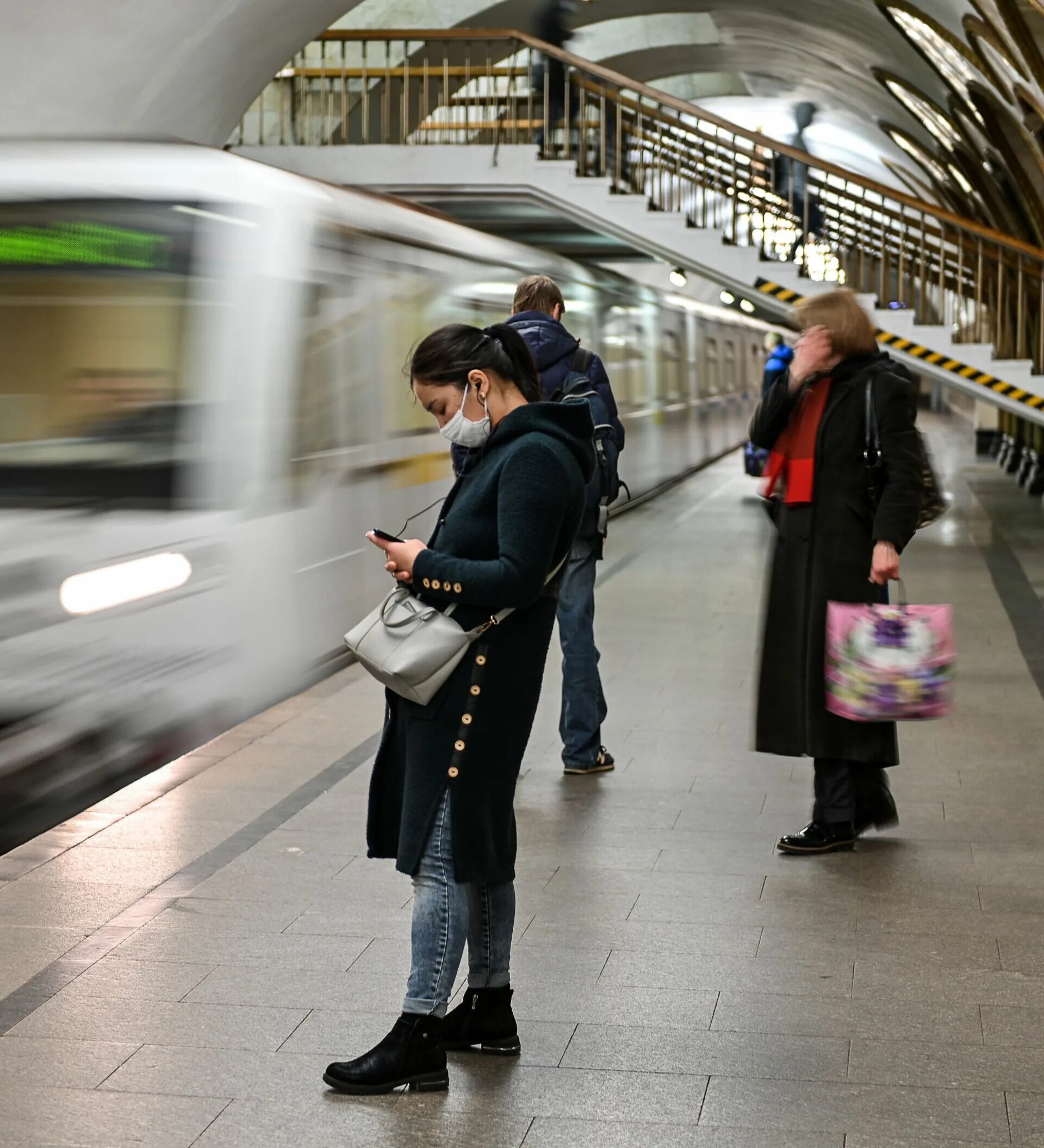 Пассажирам московского метрополитена. Люди на станции метро. Пассажиры Московского метро. Станции Московского метро с пассажирами. Пассажиры на станции метро.