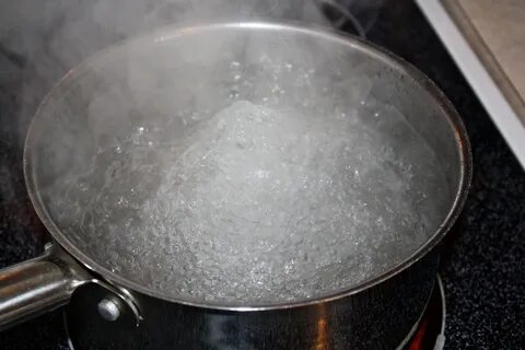 В кастрюле бурно кипит вода