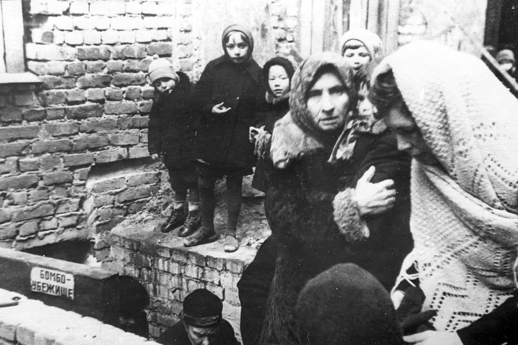 Житель блокады ленинграда. Люди в бомбоубежищах в блокаду ленинграда. голод в блокадном ленинграде. блокада ленинграда бомбоубежище.