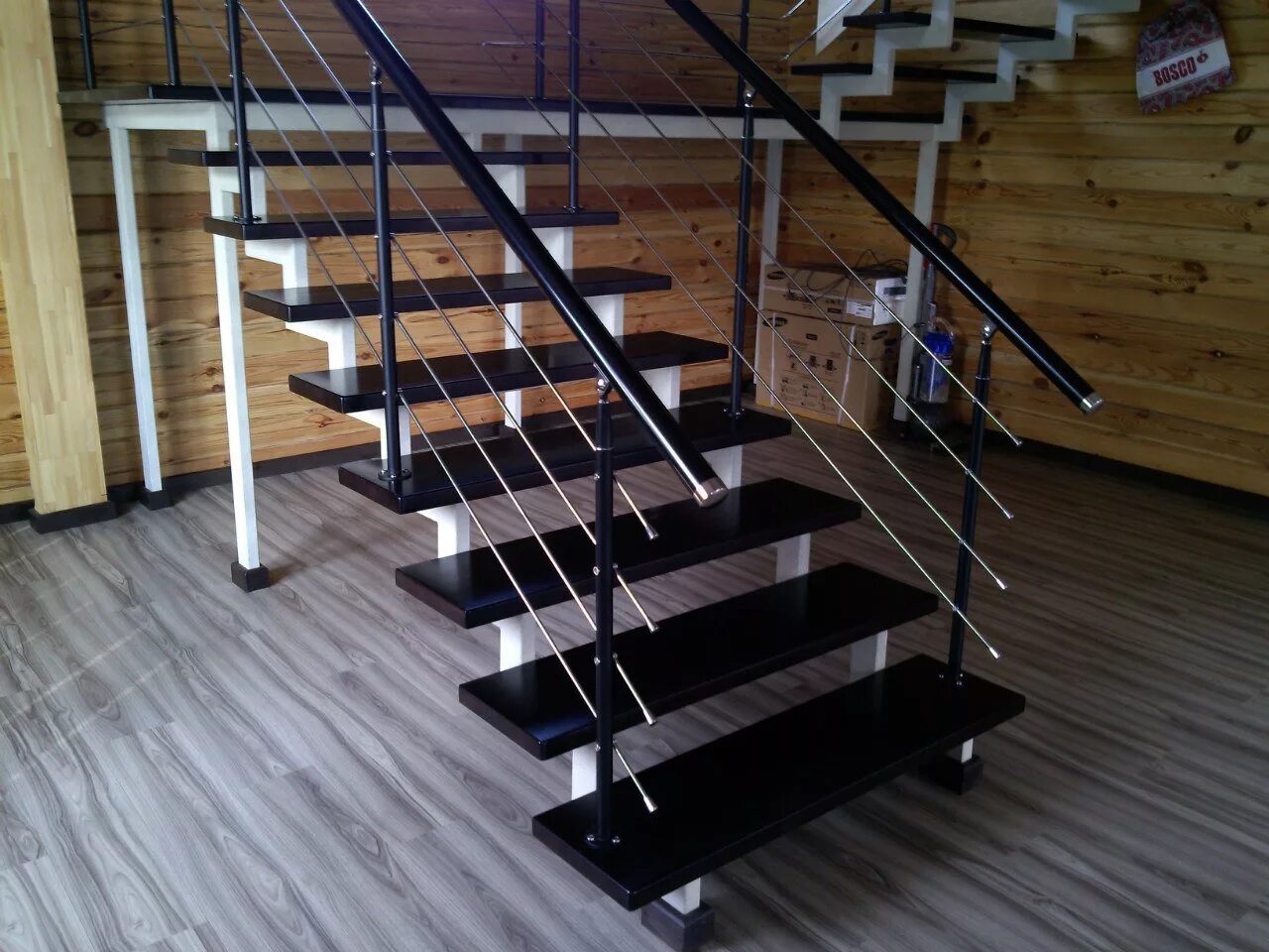 Профильная лестница на второй этаж. Лестница 1 косоур металл. Лестница из профильной трубы. Лестница из профилированной трубы. Косоуры для лестниц.