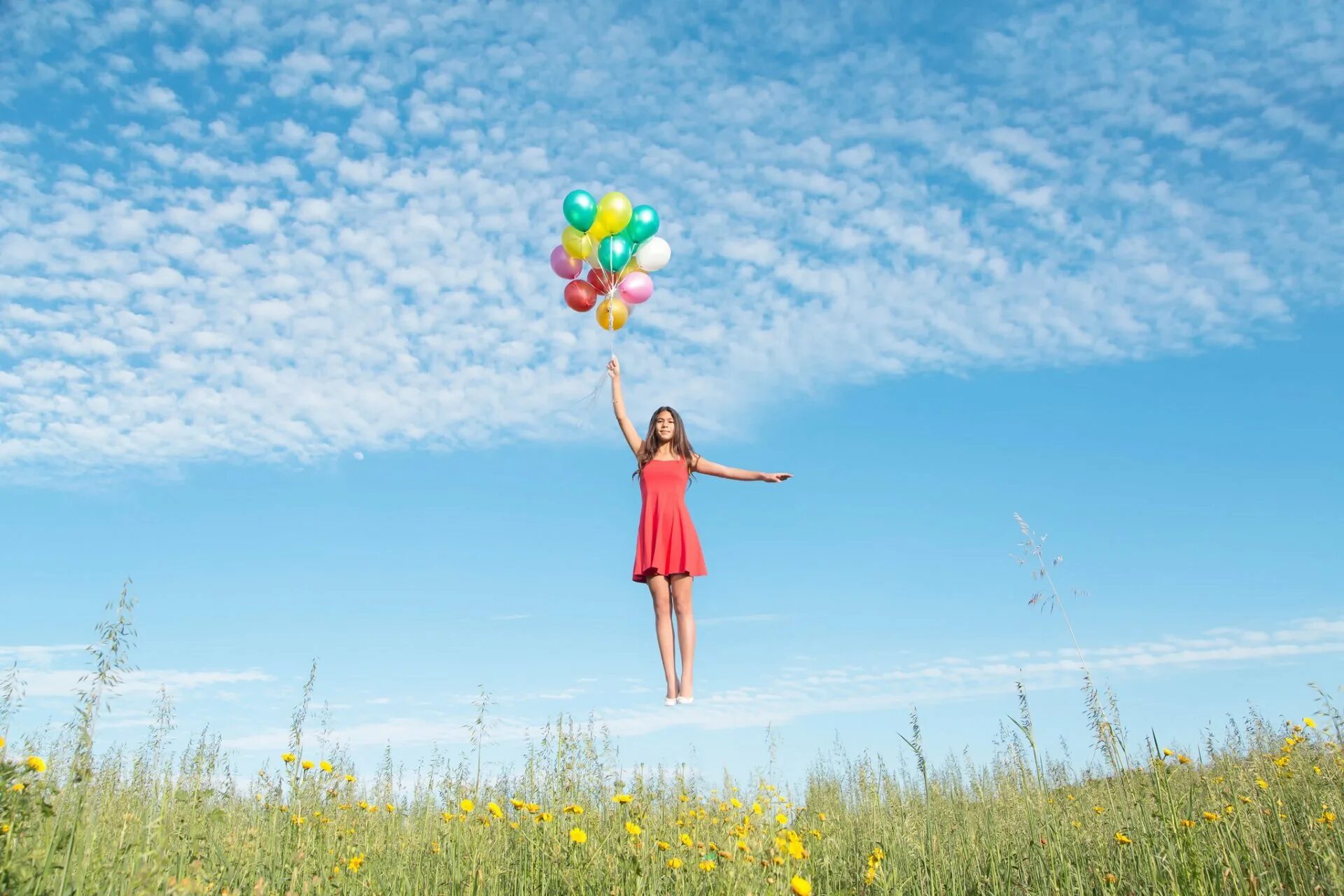 Девочка с шариками. Девочка с воздушным шариком. Воздушные шарики в небе. Девушка с воздушными шарами. Счастья радости без края