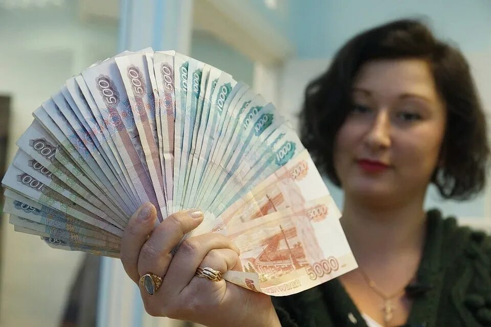 Человек с деньгами в руках. Деньги в женских руках. Женщина с рублями. Женщина с деньгами рубли.