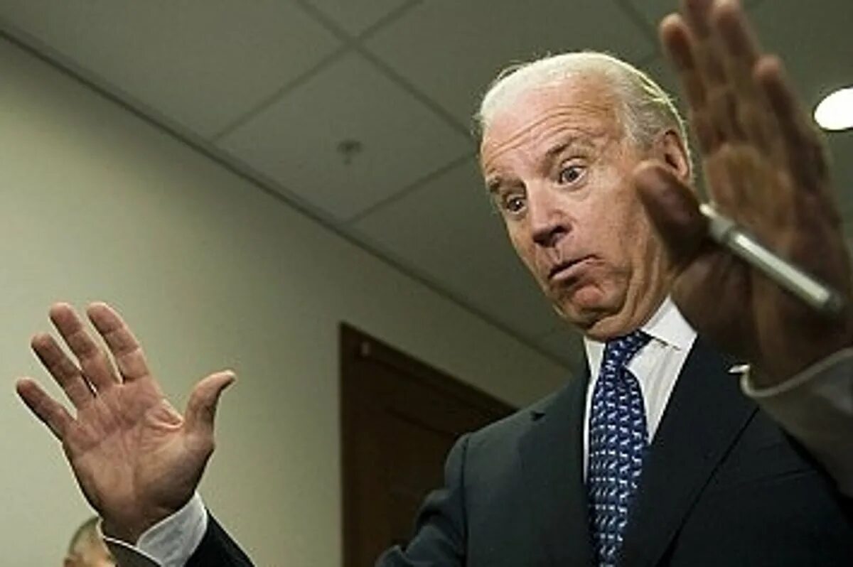 Джо байден злой. Хитрый байден. Джо байден джо байден мем. Байден в подъезде мемы. Джо байден мемы.