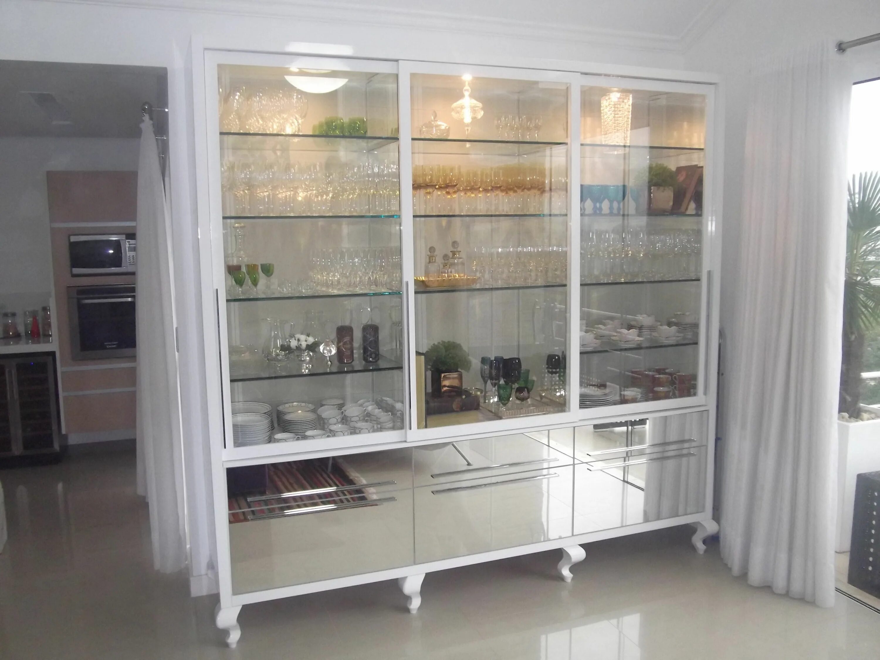 Стекла для шкафа. Siematic classic. Siematic кухня витрина. Кухня с прозрачными шкафами. Стекло витрина кухне.