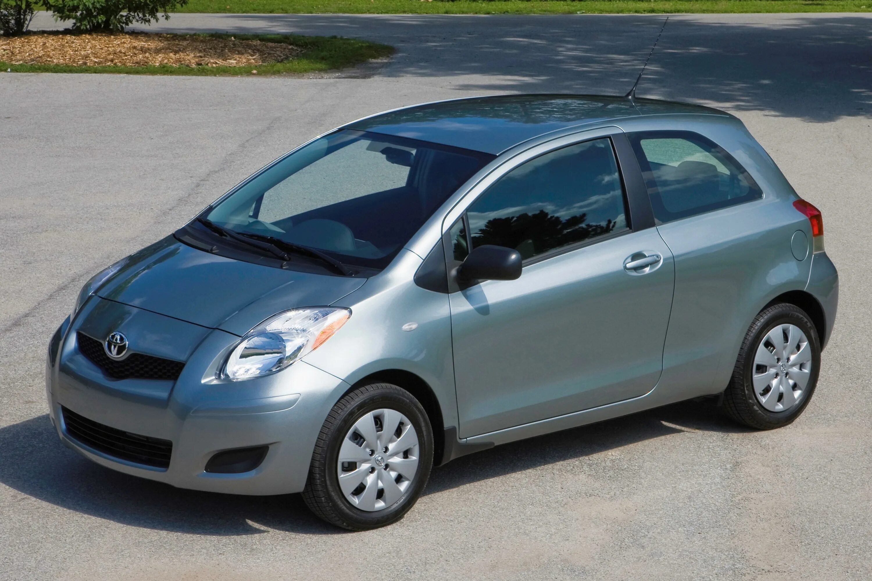 Тойота ярис 2007. Тойота ярис 2 поколение. Тойота ярис 1. Тойота ярис седан. Тойота yaris 2007.