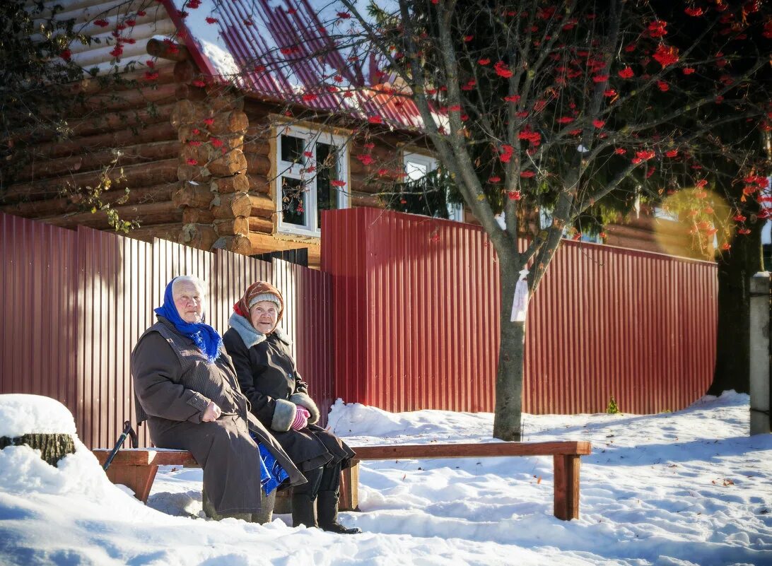 бабушки в деревне зимой. зимняя деревня у бабушки. деревенская бабушка зимой. бабушки в деревне зимой. деревня зима люди.