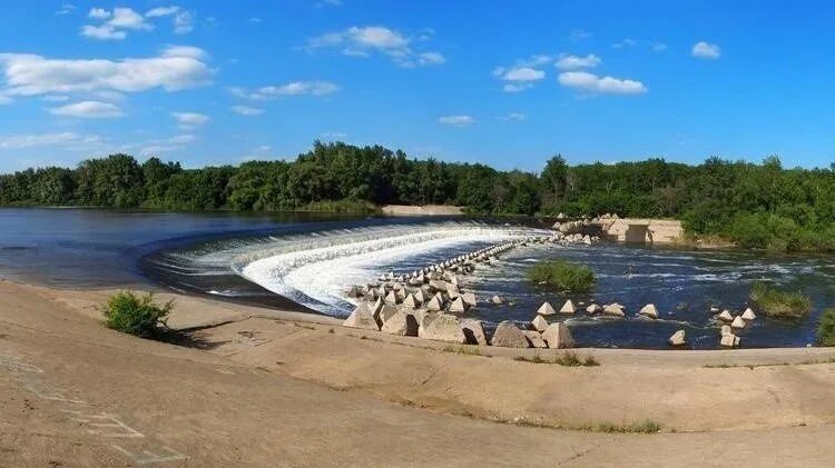Иргизские водопады саратовская. Балаково водопады на иргизе. Река иргиз балаково. Переливная плотина иргиз. Река иргиз саратовская область.