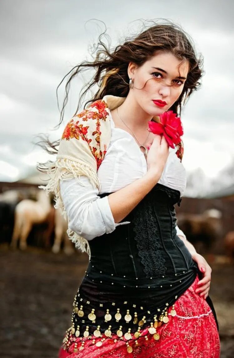 Фото красивых цыган. Красивые цыганки. девушки цыганки. красивые цыганки девушки. цыганские девушки самые красивые.