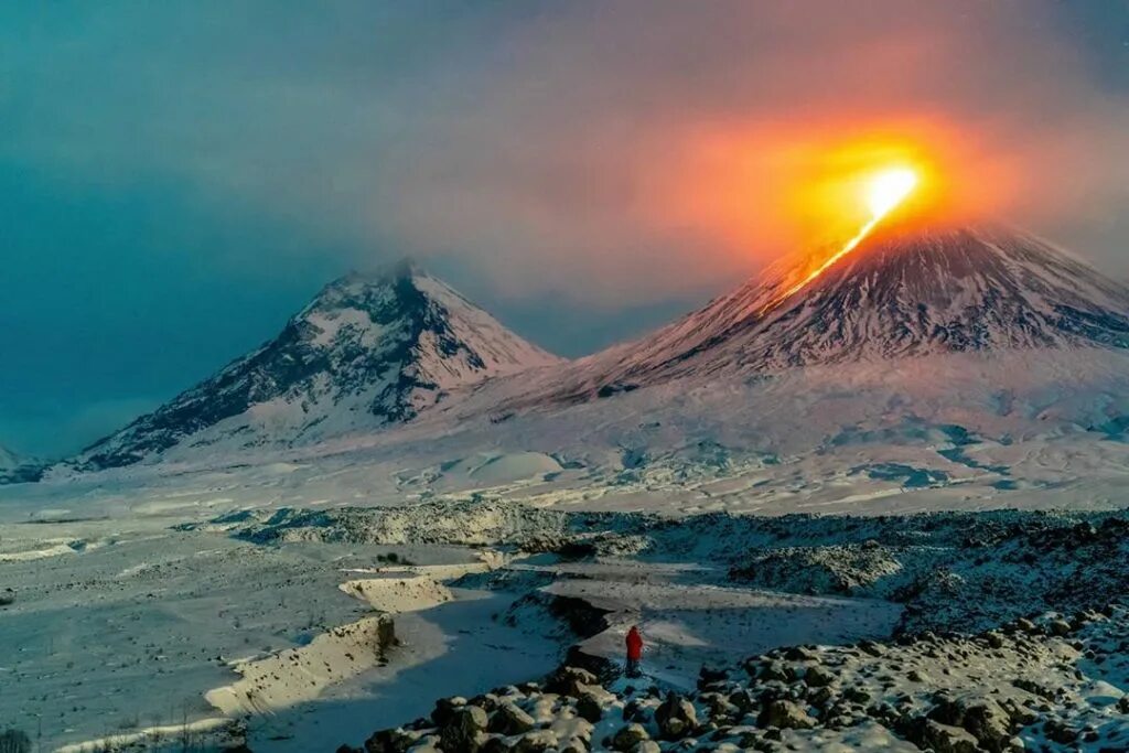 Самый большой вулкан над морем. Камчатка вулкан ключевская сопка. извержение вулкана ключевская сопка. камчатка вулкан ключевская сопка извержение. камчатка ключевская сопка извержение.