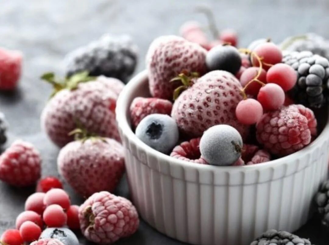 Замороженные ягоды и овощи. Замороженные фрукты. Мороженые ягоды. Заморозка ягод. Быстрозамороженные плоды и ягоды.