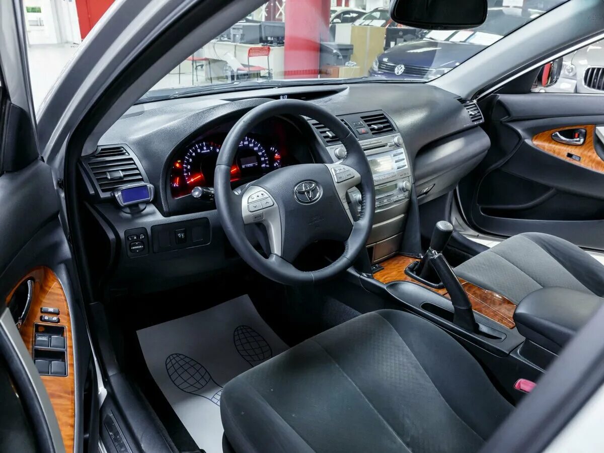 Camry механика. Toyota camry xv40 hybrid. 4 салон. Toyota camry 2018 интерьер. Toyota camry 2006 салон механика.