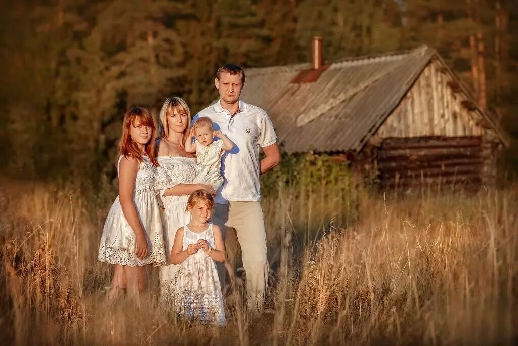 Счастливая семья в деревне. Семья в деревенском доме. Семейная фотосессия в деревне. Фотосессия в деревенском доме.