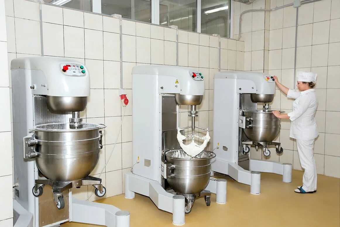 Конкурс кондитеров. Добрый кондитер. Девушка в поварском колпаке. Торт для повара кондитера. Торт для шеф повара.