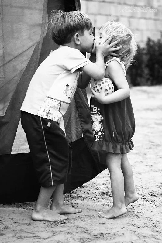 мальчик обнимает девочку. мальчик и девочка маленькие. маленькая девочка и мальчик. мальчик и девочка друзья. маленькие девочки хотят маленьких мальчиков.