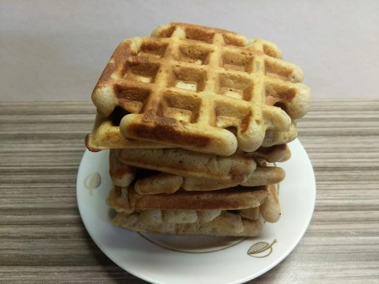 Творожные вафли тесто. Вафельное тесто. Дрожжевые вафли в электровафельнице. Творожные вафли в вафельнице. Творожные вафли тесто.