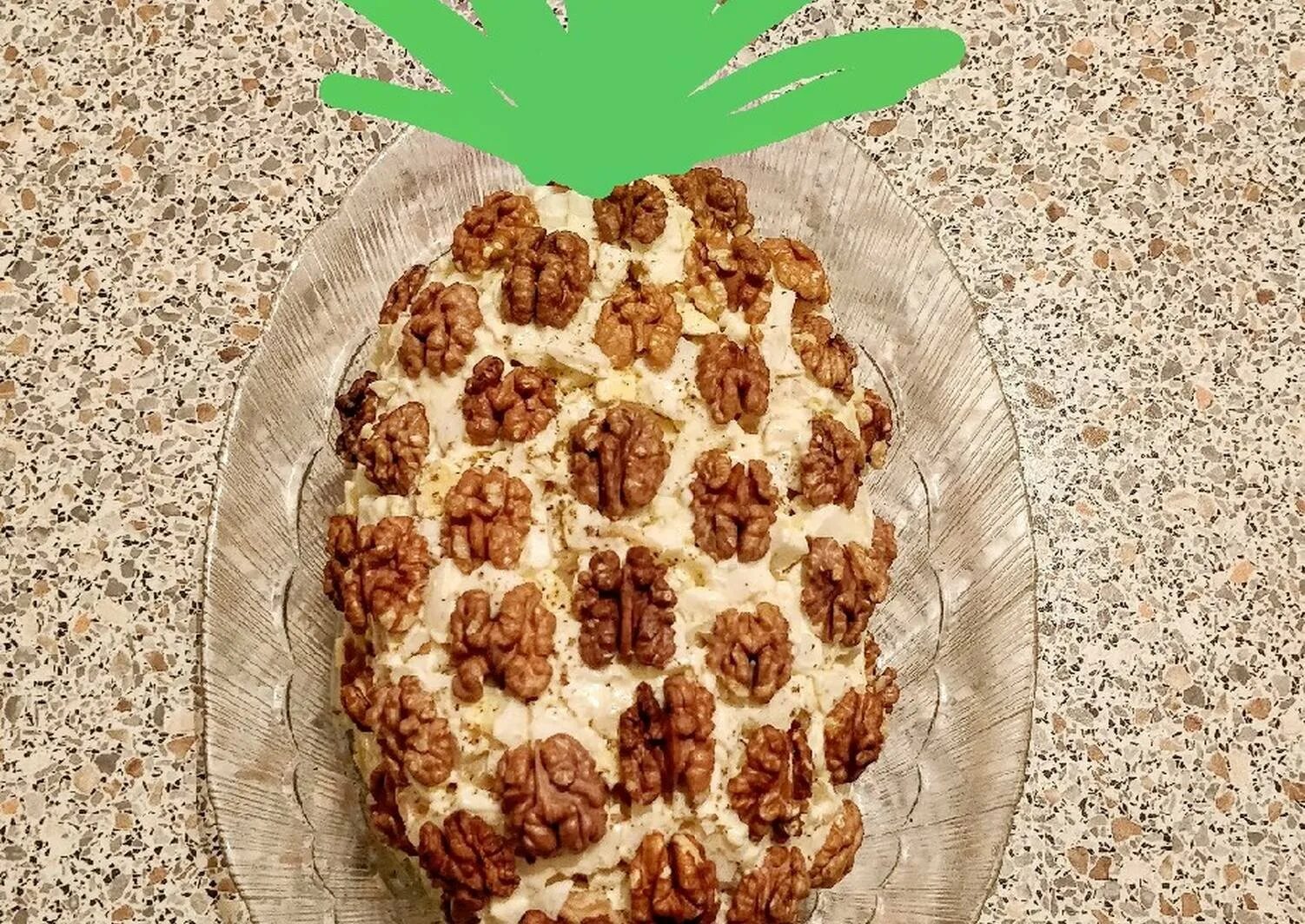 Салат в виде ананаса. Салат с ананасом и грецким орехом. салат с ананасом и курицей и грецкими орехами. салат в форме ананаса. с ананасом и грецким орехом.