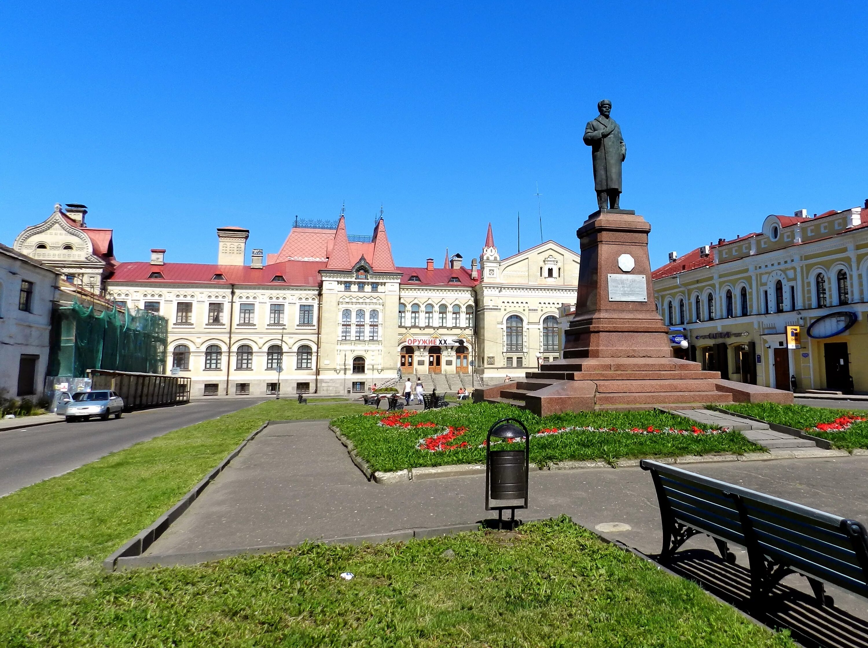 Красная площадь Рыбинск. Рыбинск памятник Ленину на красной площади. Памятник Ленину в Рыбинске. Ярославская область Рыбинск площадь.