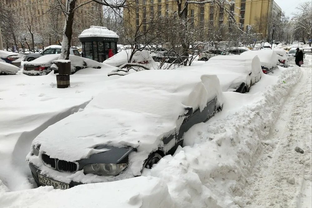 Сугробы в Москве. Огромные сугробы в Москве. Снегопад в Москве. Сильный снегопад в Москве.