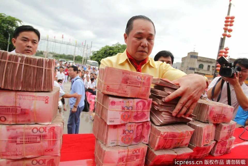 Деньги Китая. Китаец с деньгами. Современные китайские деньги. Современные банкноты Китая.