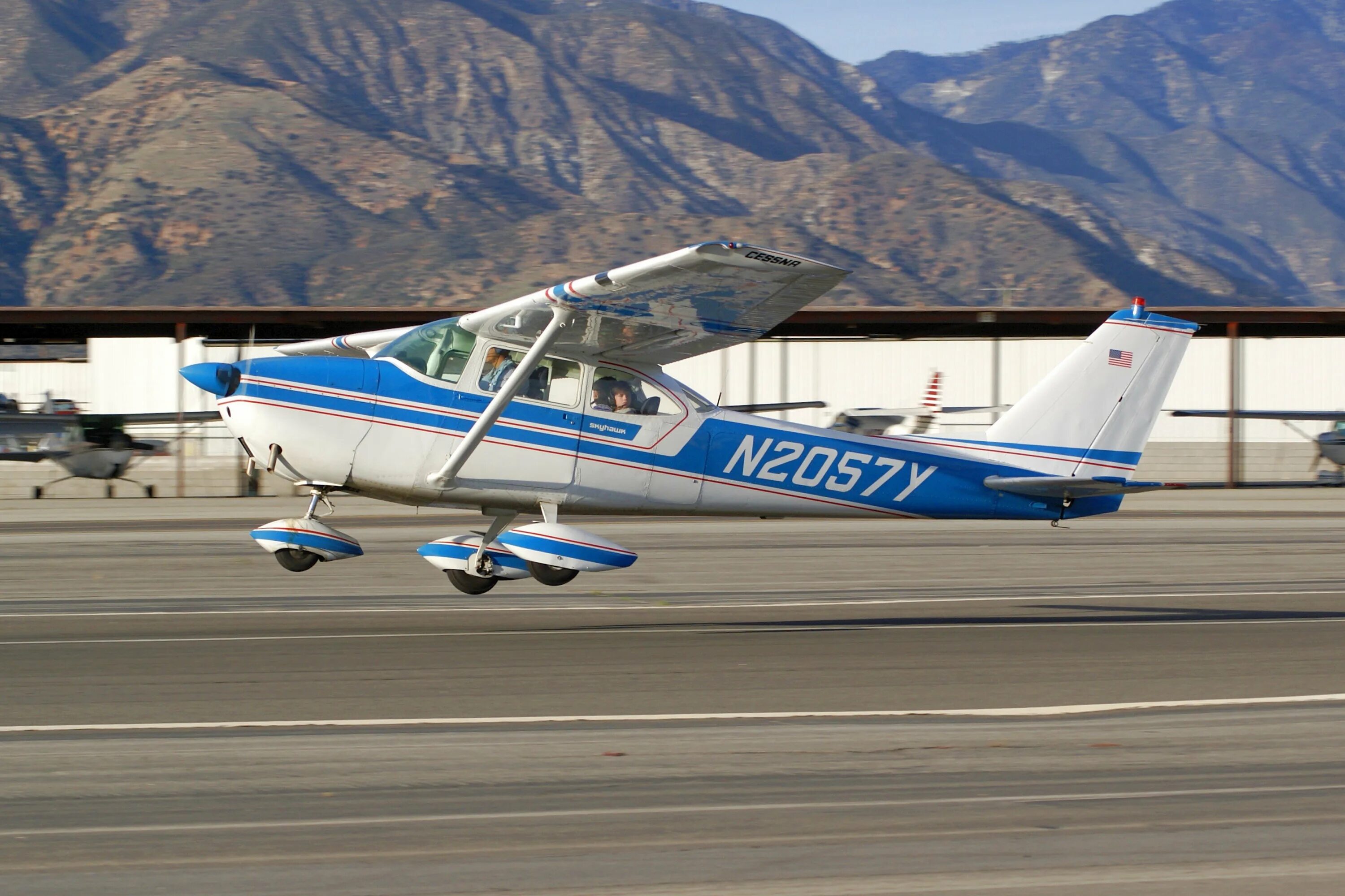Сесна 172. Самолет Cessna 172. Cessna 172 Skyhawk. Цессна-172 Скайхок. Цессна 172 Скайхок модель.