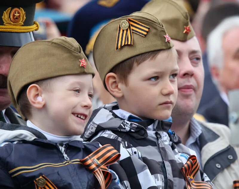 Парад 9 мая дети. Дети на параде Победы. Мальчишки на параде. День Победы для детей. Дети на военном параде.