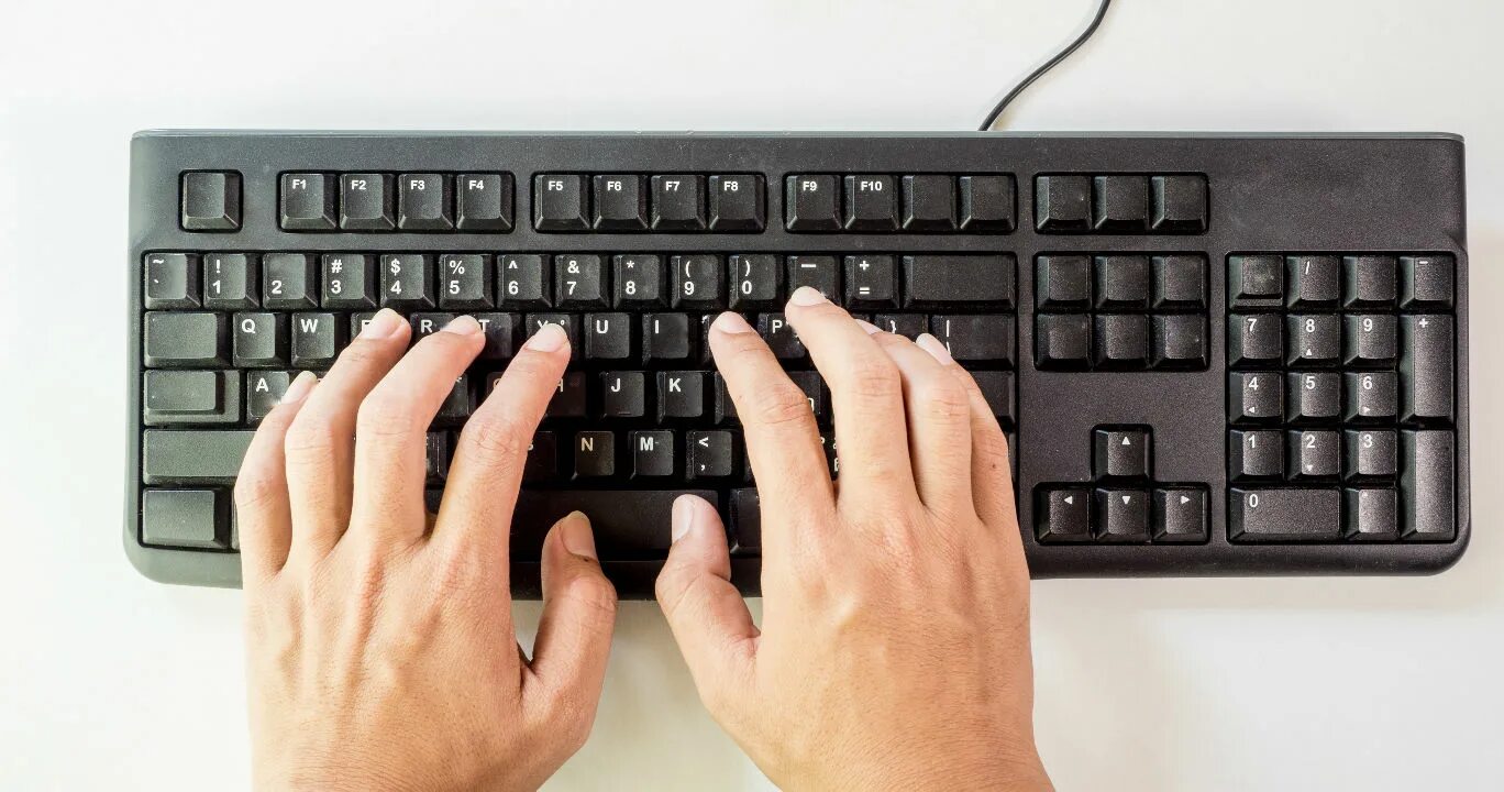 Пальцы на клавиатуре. Расположение пальцев на клавиатуре. Руки на клавиатуре. Текст для печатания на клавиатуре. Какая клавиша печатает