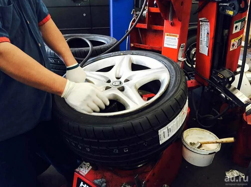 Установка автошины. Балансировка шин. Шиномонтаж авто. Шиномонтаж и балансировка колес. Шиномонтаж шины.