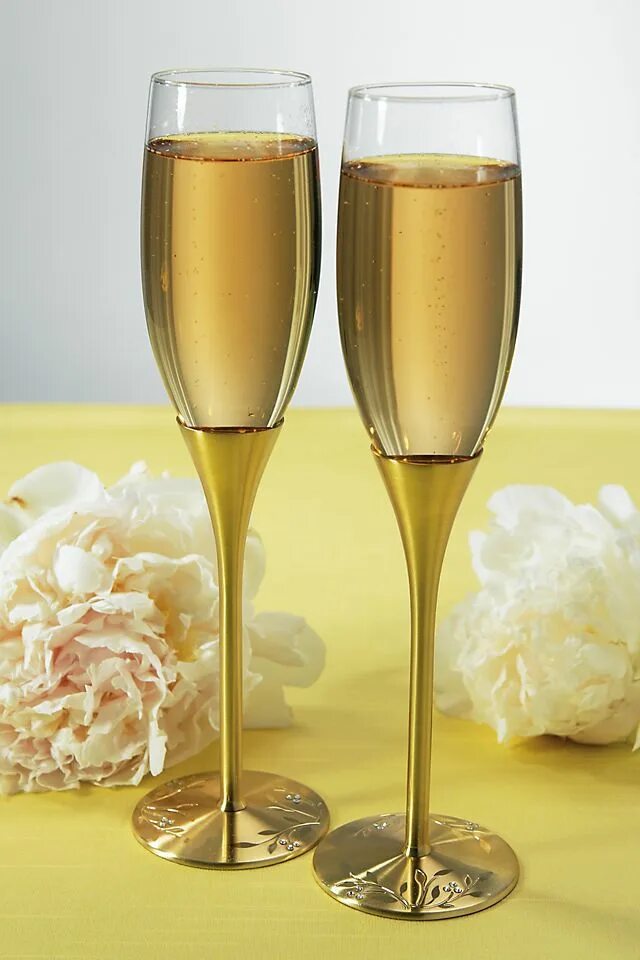 Champagne gold. Шампань флюте. Бокалы для шампанского Свадебные. Золотые бокалы для шампанского. Свадебные бокалы золото.
