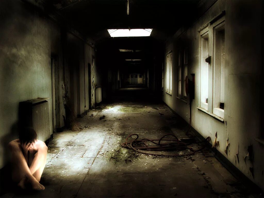 Человек в комнате страшный. Страшная квартира. Страшная комната. Темный силуэт в комнате. Заброшенный дом внутри.