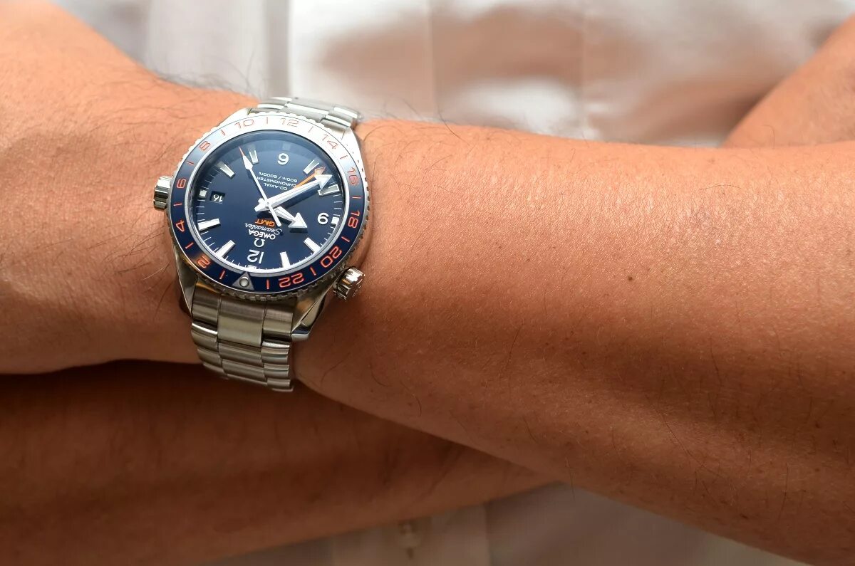 7 часов gmt. Omega Planet Ocean 600 Titanium. Omega Planet Ocean GMT. Omega Seamaster GMT на руке. Omega Ocean Planet на руке.