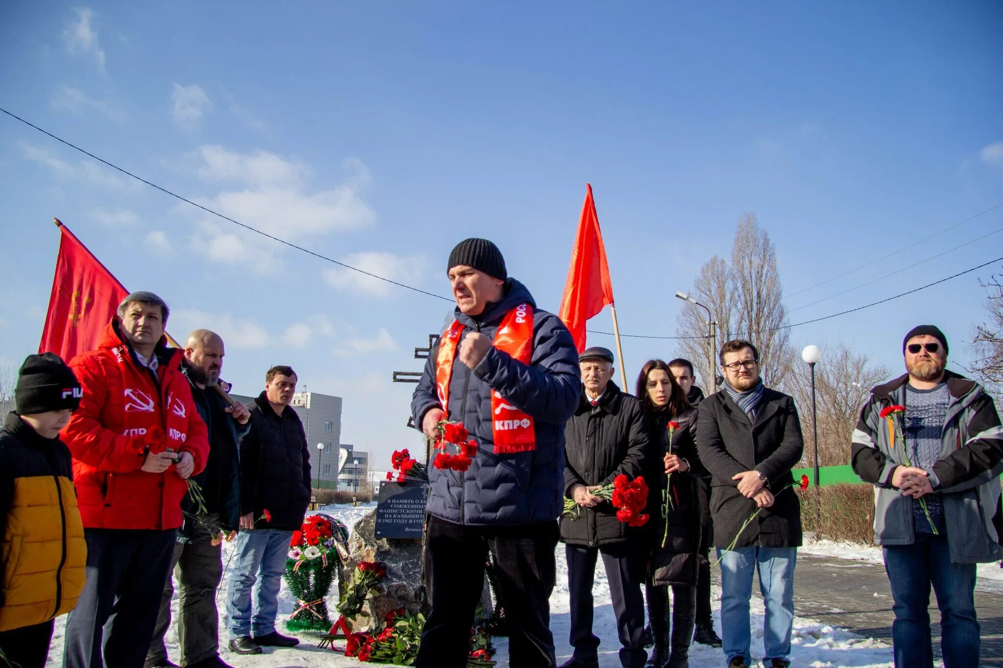 Трагедия на камышитовом заводе в белгороде произошла. Трагедия на камышитовом заводе в Белгороде. Камышитовый завод Белгород. Бирюч Белгородская возложение цветов. Бирюч Белгородская забег возложение цветов.