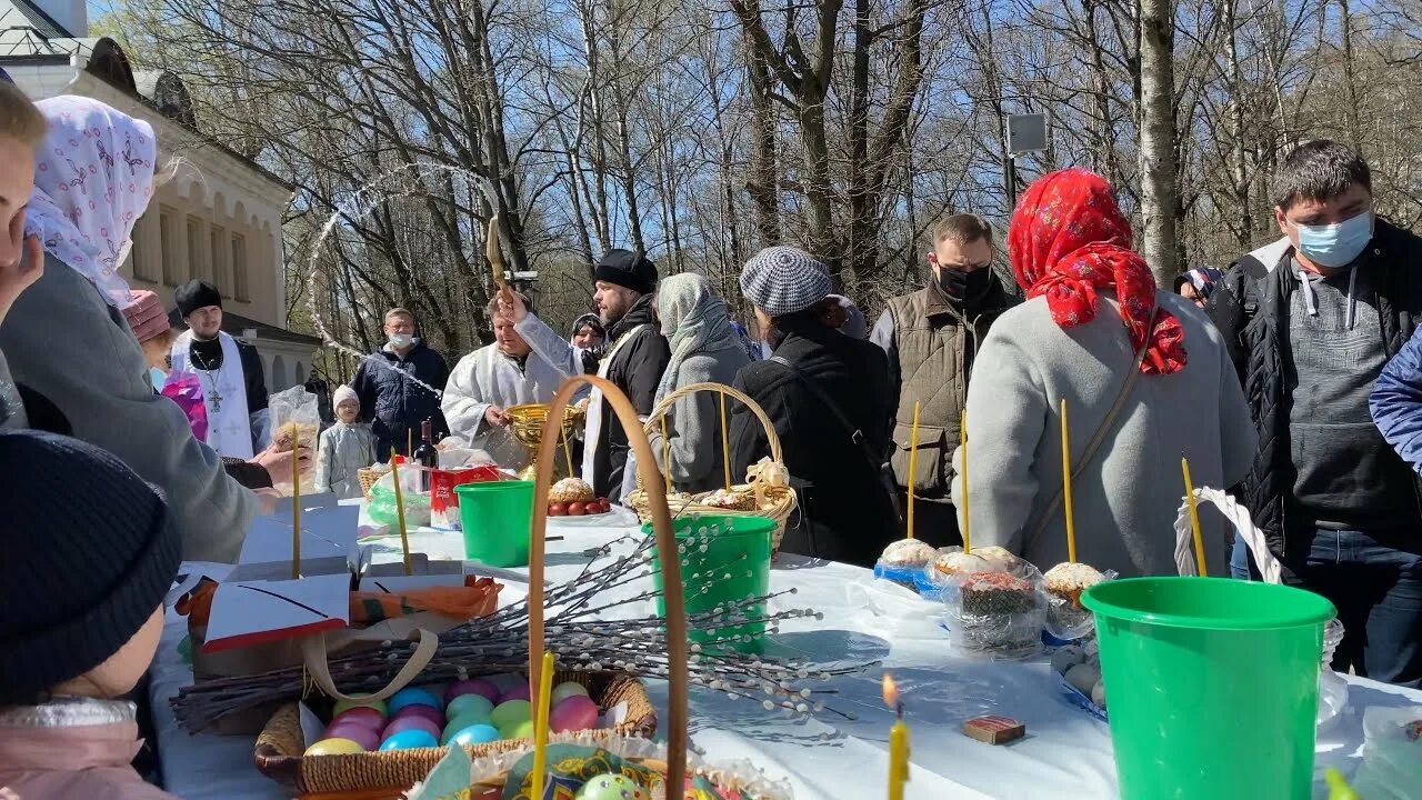 Можно святить куличи в субботу перед пасхой. Освещение куличей в храме. освящение пасок. пасхальная служба освящение куличей. матрона с пасхой.