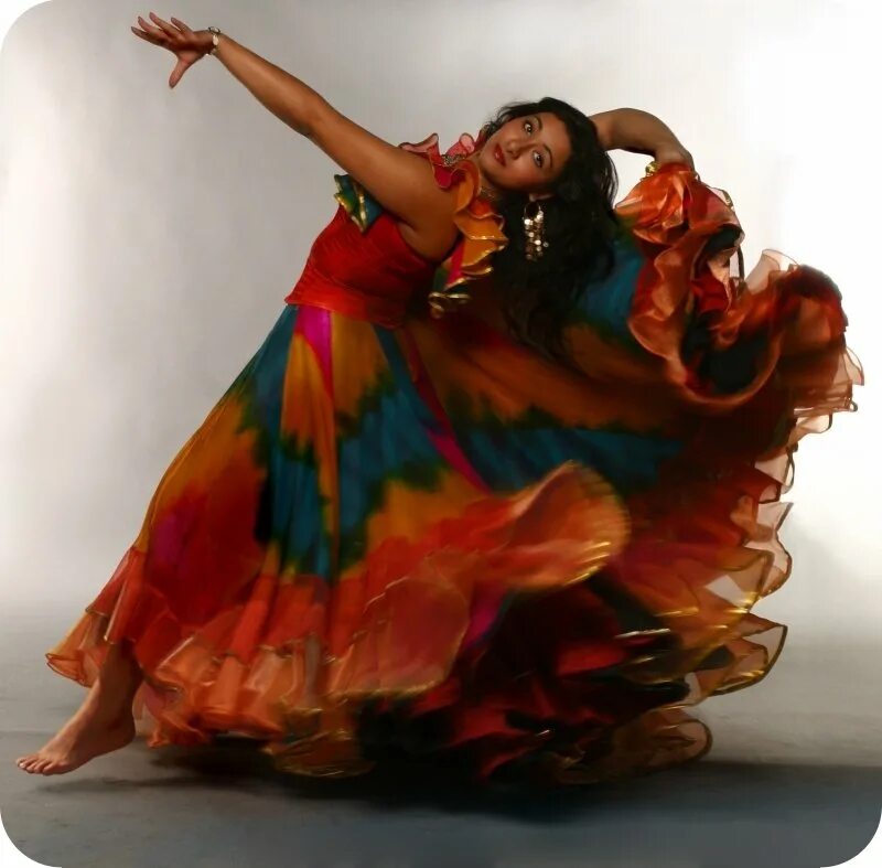 Цыганка танцует у костра. Цыганский танец. Танцы цыган. Цыганский танец у костра. Цыганский танец.