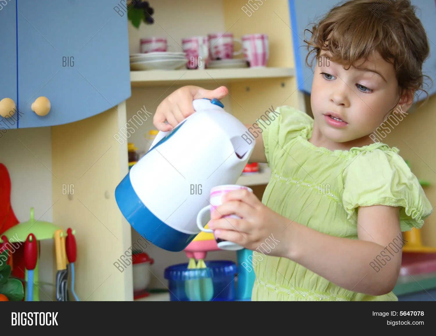 Налита завидно. Чайник для детей. Кипяток чайник ребенок. Чайник с кипятком. Девочка наливает воду в чашку.