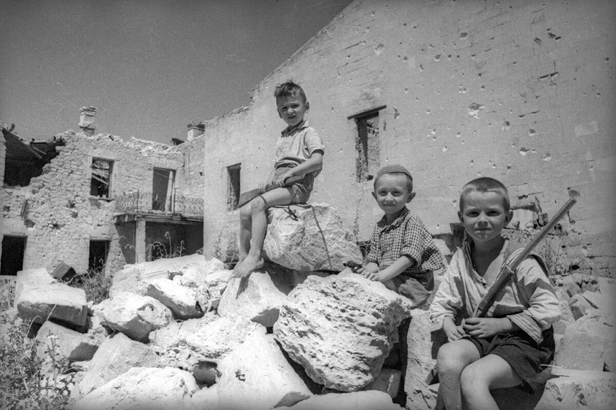 Фото детей во время войны. Дети на развалинах ВОВ 1941-1945. Дети войны Севастополь.