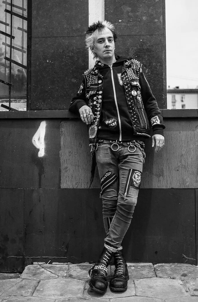 панк сидит. Erin micklow адреналин. девушка панк.