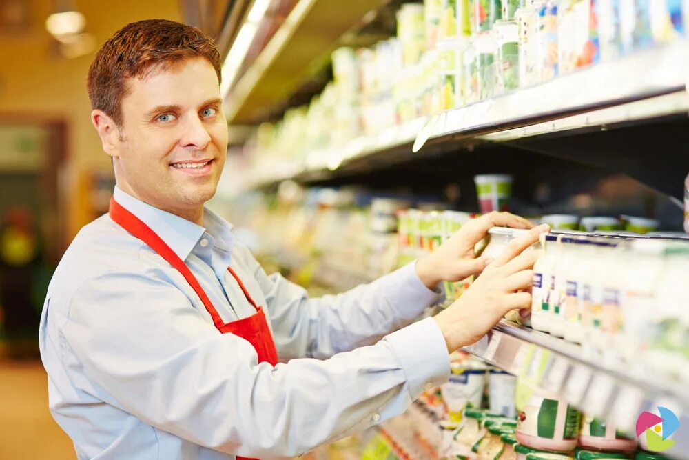 Бизнес обновился supermarket. Торговый представитель. Торговый представитель в магазине. Торговым предстовитель. Мерчендайзер.