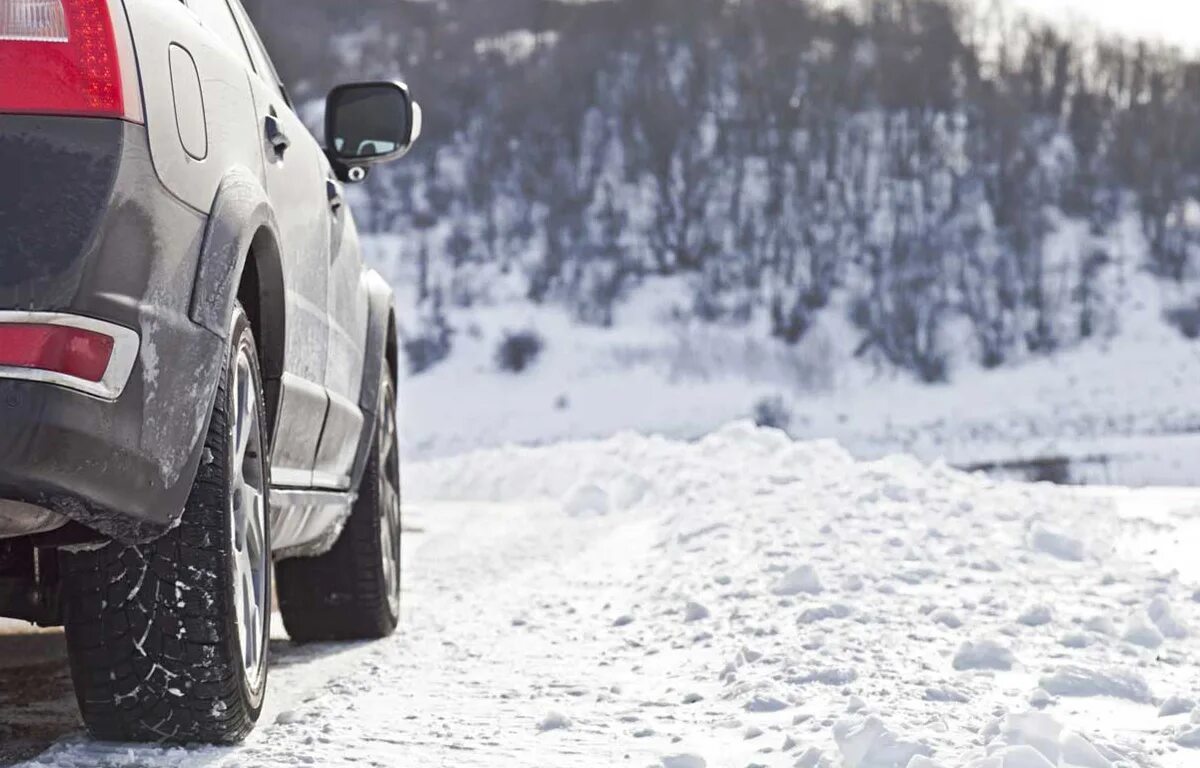 Можно ли ездить на зимней липучке. Машина зимой. Авто на заснеженной дороге. Дорога зимой на машине. Машина в снегу.